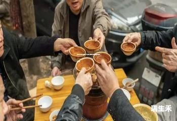 五粮液盒子怎么开,五粮液包装盒怎么开